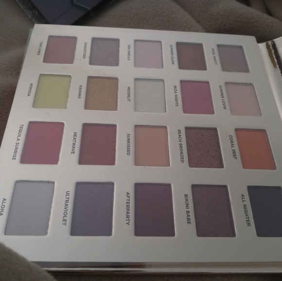 Iconic London Sunset to Sunrise Eyeshadow Pallete - Picture 6 of 7